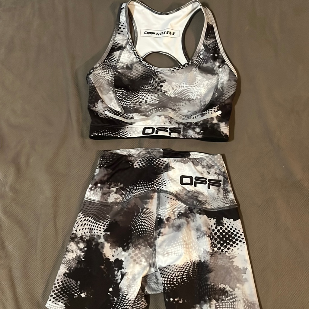 Off White Active Set